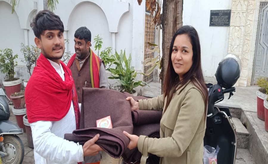 समाजसेवी डॉ ने बांटे गरीबों कंबल
