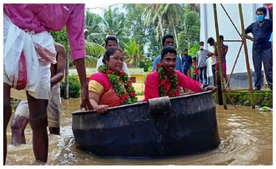 केरल: बारिश में सड़क बनी तालाब दुल्हा-दुल्हन भगौने में बैठकर पहुंचे शादी मंडप
