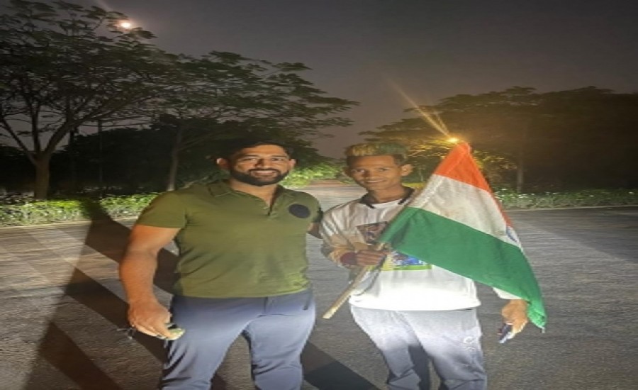 क्रिकेटर महेंद्र सिंह धोनी से मिलने के लिए 20 दिनों में 1436 किमी पैदल चला यह शख्स