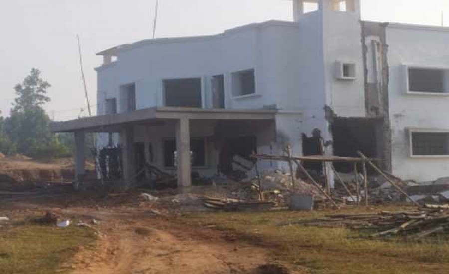 झारखंड: नक्सलियों ने गुमला के कुरुमगढ़ में नवनिर्मित थाना भवन का एक हिस्सा विस्फोट से उड़ाया