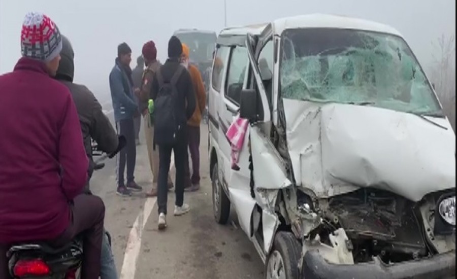 दिल्ली-लखनऊ राष्ट्रीय राजमार्ग पर घने कोहरे के कारण कई वाहन आपस में टकराए