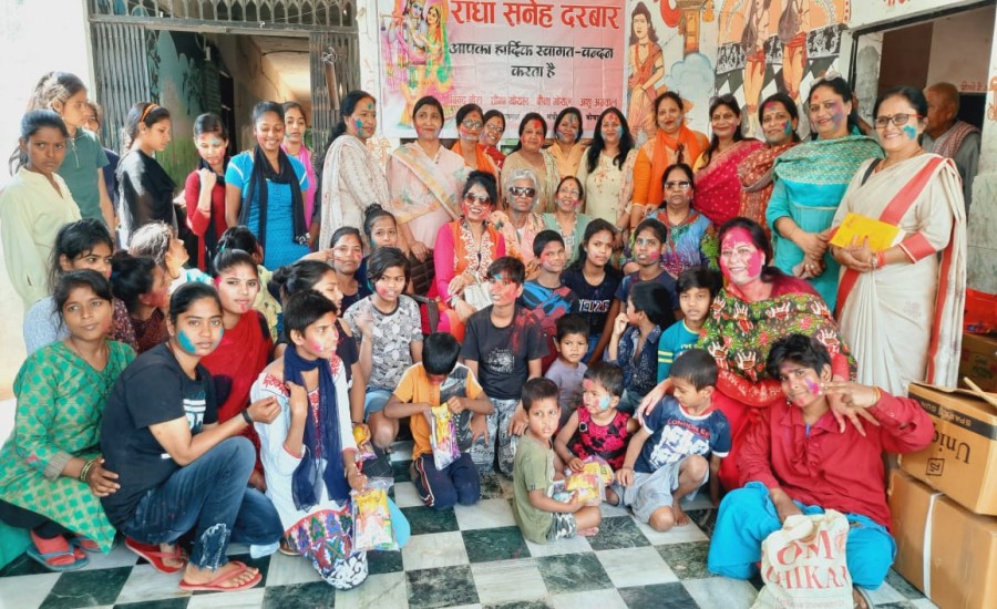 अनाथ बच्चों के संग होली मनाई: बिन्दु बोरा