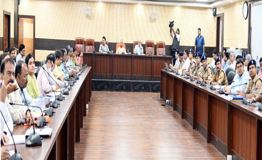 वाराणसी पहुंचे मुख्यमंत्री, मुख्य सचिव सहित अफसरों संग की समीक्षा बैठक